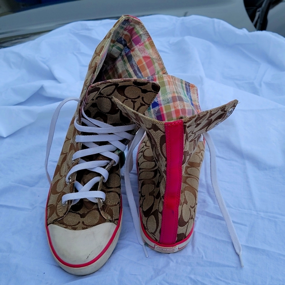 Hight top tennis shoes